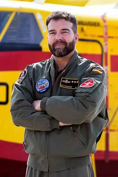 Piloto militar en la Academia General del Aire acumulando horas de vuelo y experiencia en aviación